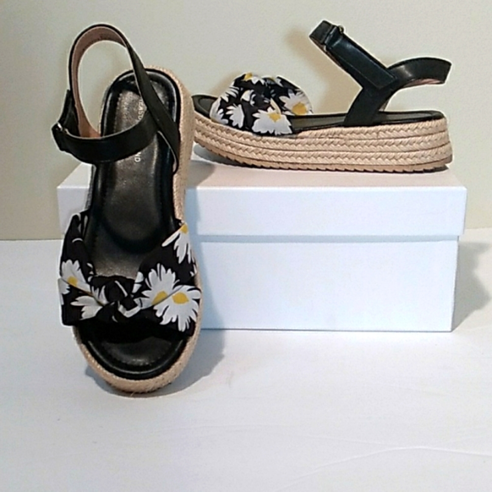 Cute Canvas Daisey Print Shoes with Velcro Close